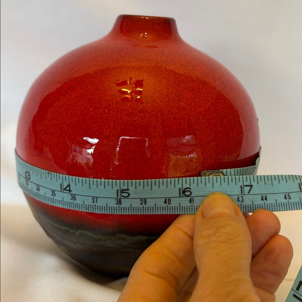 VINTAGE BEAUTIFUL CRATE & BARREL TWO TONE BUD VASE VIBRANT RED & BRONZE SPHERE - Picture 6 of 9